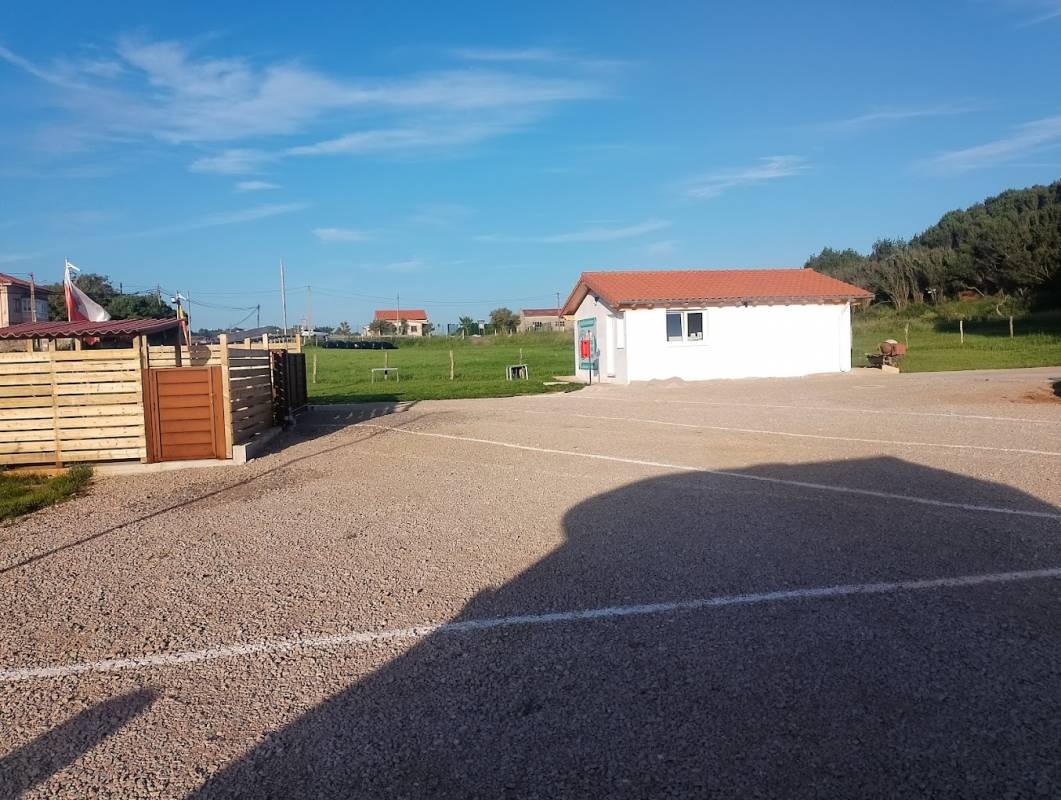 Área de autocaravanas Comillas Cogiendo Aire — Campervan Site in Casasola