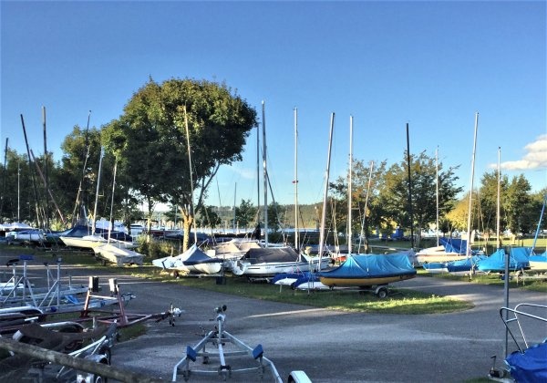 Wohnmobilstellplatz Am Segelhafen Ramsberg — Karavan Sitesi in Pleinfeld