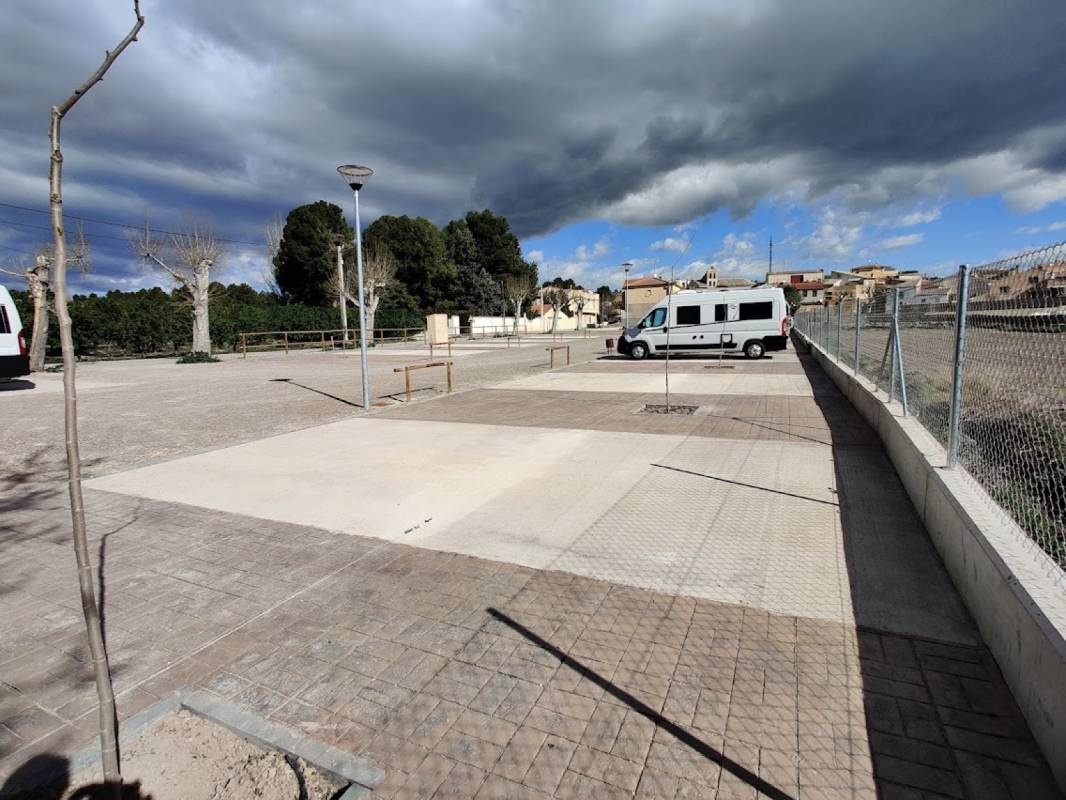 Area de Autocaravanas Albeta — Місце для кемперів in Albeta