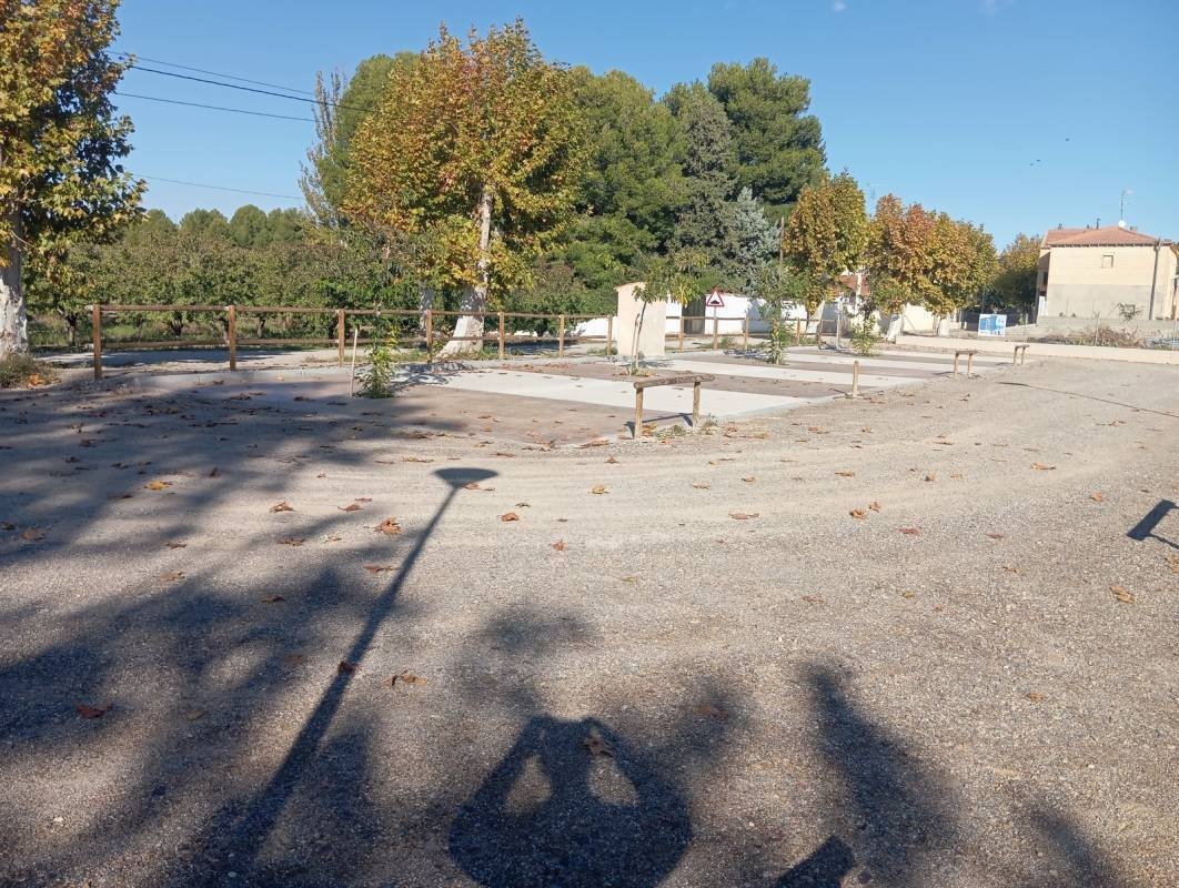 Area de Autocaravanas Albeta — Camperplaats in Albeta