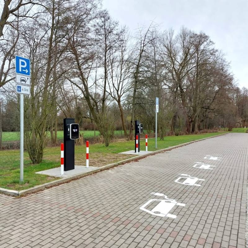 Stellplatz am Freizeitbad Tatami — Sp. parking dla kamperów in Schmölln
