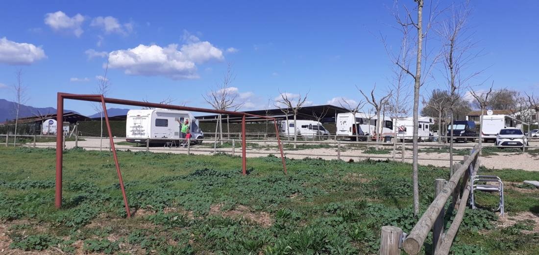 Granja Mas Bes — Sítio para autocaravanas in Vilobí d’Onyar