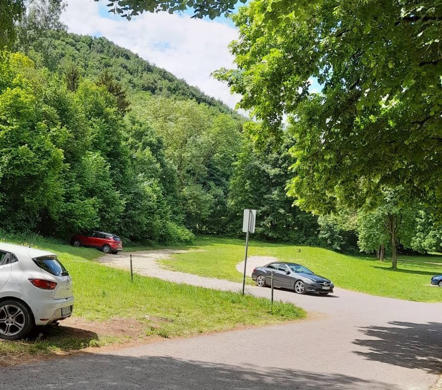 Stellplatz beim Waldfreibad Eningen — Sp. parking dla kamperów in Eningen unter Achalm