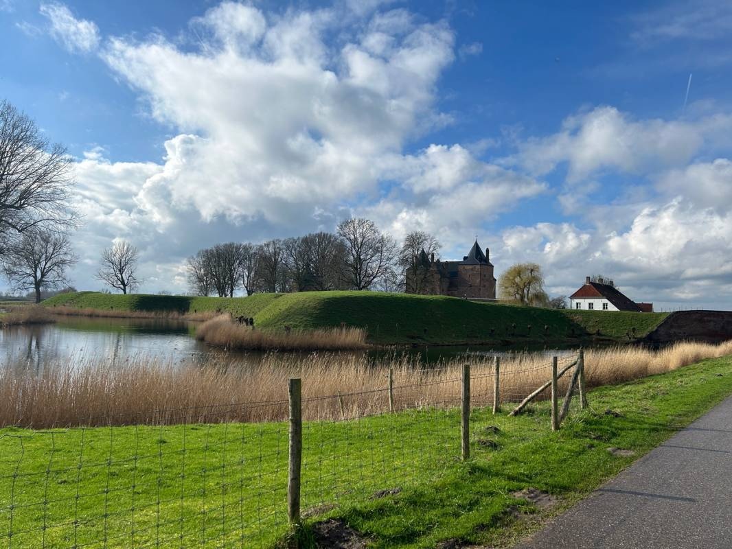 Camperplaats Slot Loevestein — Stellplatz in Poederoijen