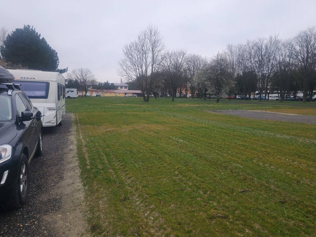 Parkplatz Thermalbad — Sp. parking dla kamperów in Veľký Meder