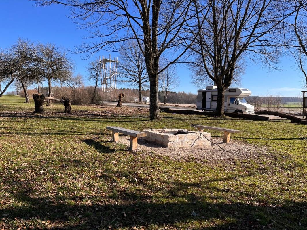 Wanderparkplatz Hochholz Hülben — Öffentlicher Parkplatz in Erkenbrechtsweiler