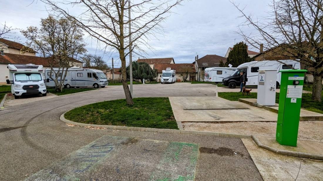 Stellplatz Saint-Trivier-de-Courtes — Ställplats in Saint-Trivier-de-Courtes