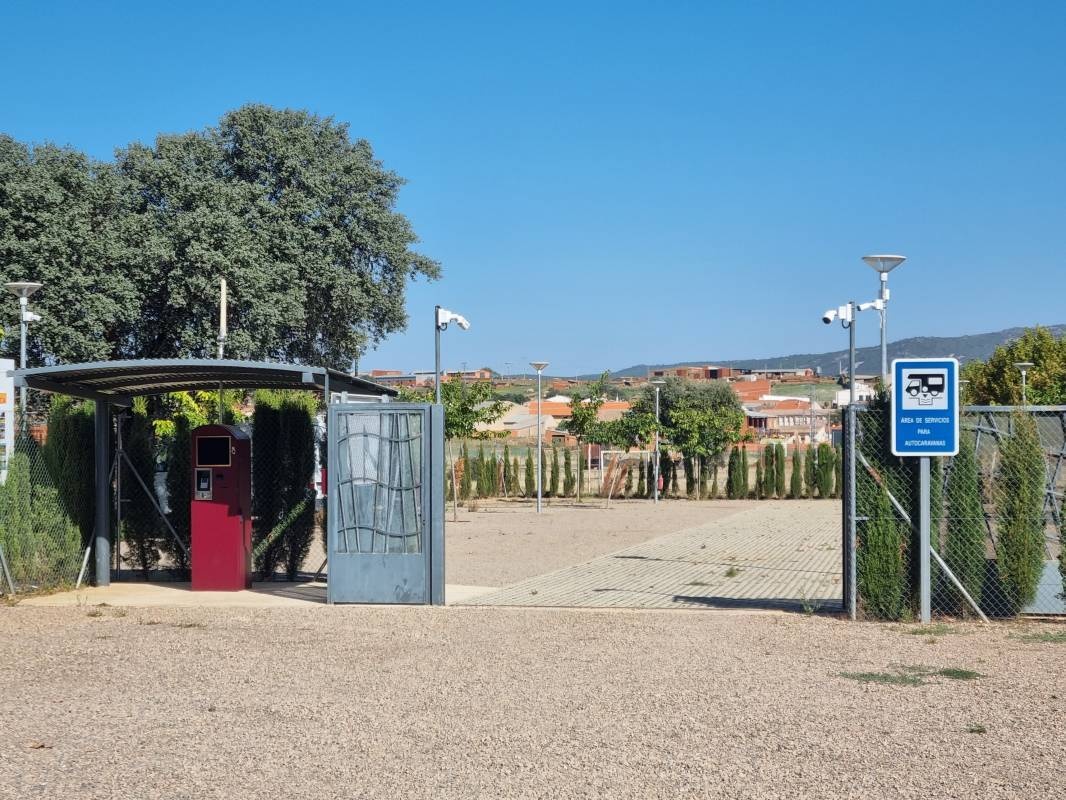 Área autocaravanas Alcoba de los Montes — Camperplaats in Alcoba de los Montes