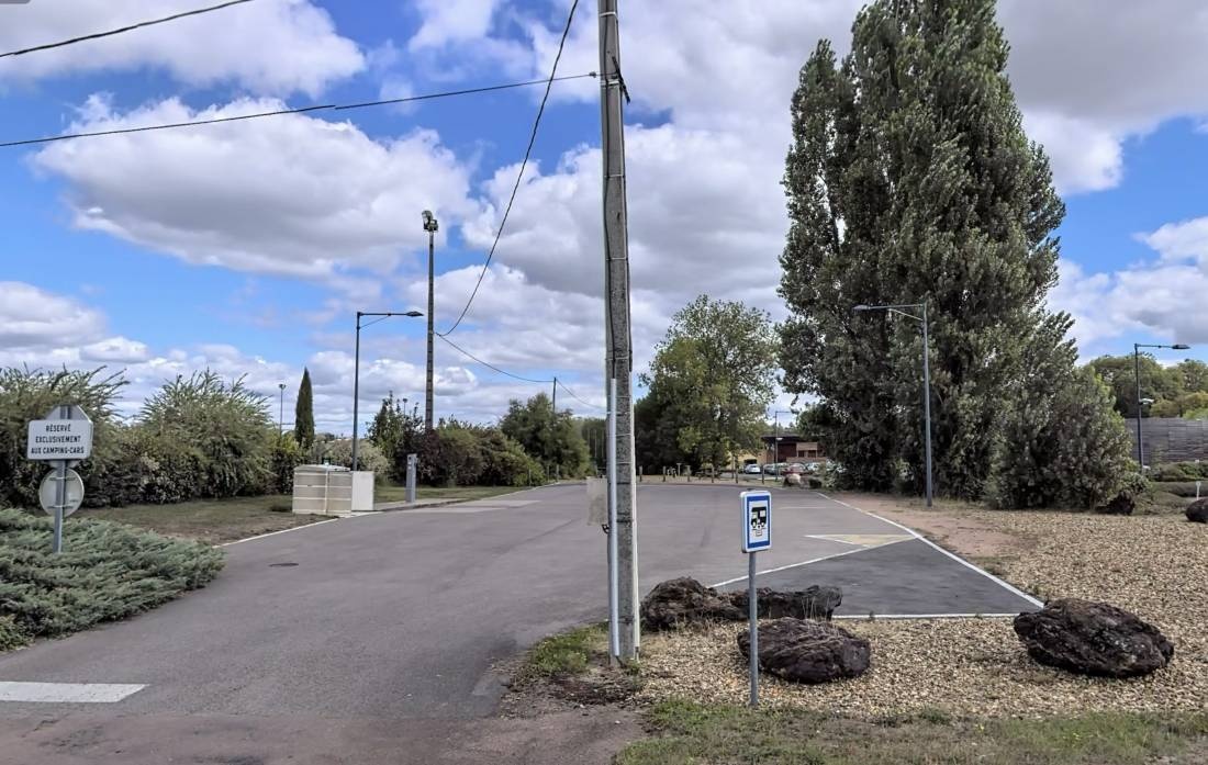 Pougues-le-Eux am Casino — Sp. parking dla kamperów in Pougues-les-Eaux