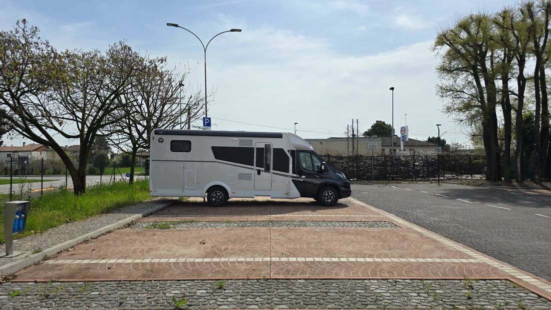 Wohnmobil Stellplatz — Sp. parking dla kamperów in Castelfranco Veneto