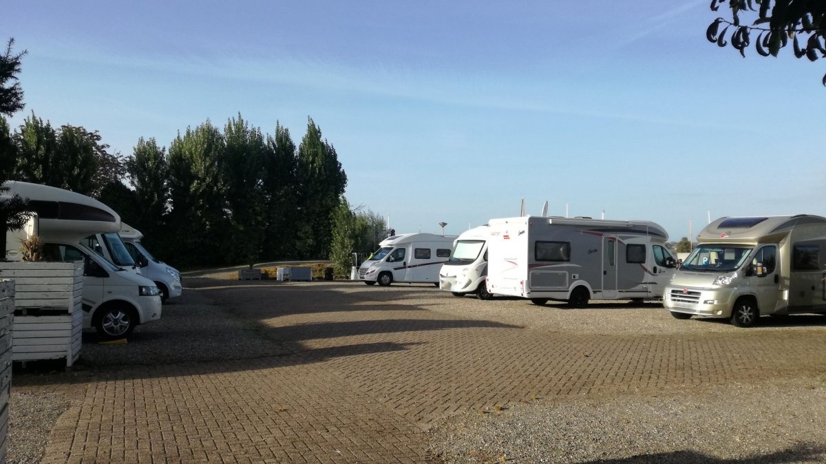 Camperplaats Helenawerf — Stellplatz in Roermond
