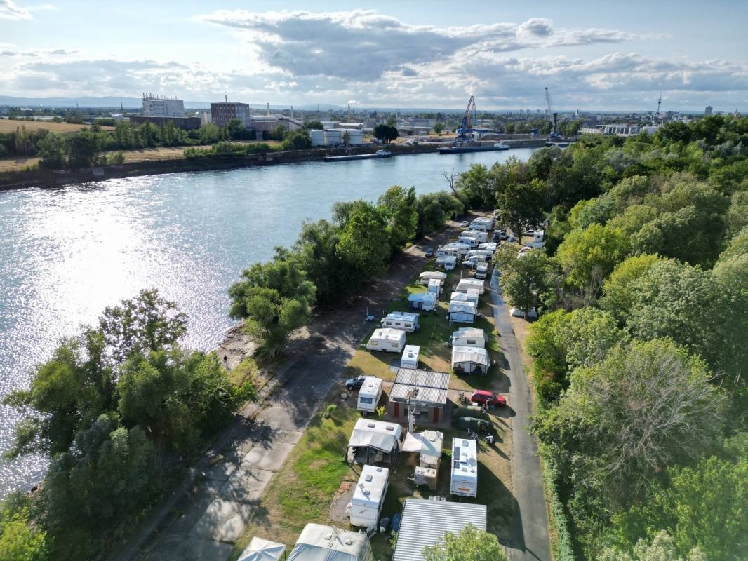 Campingplatz Strandbad Mannheim — Area da campeggio in Mannheim