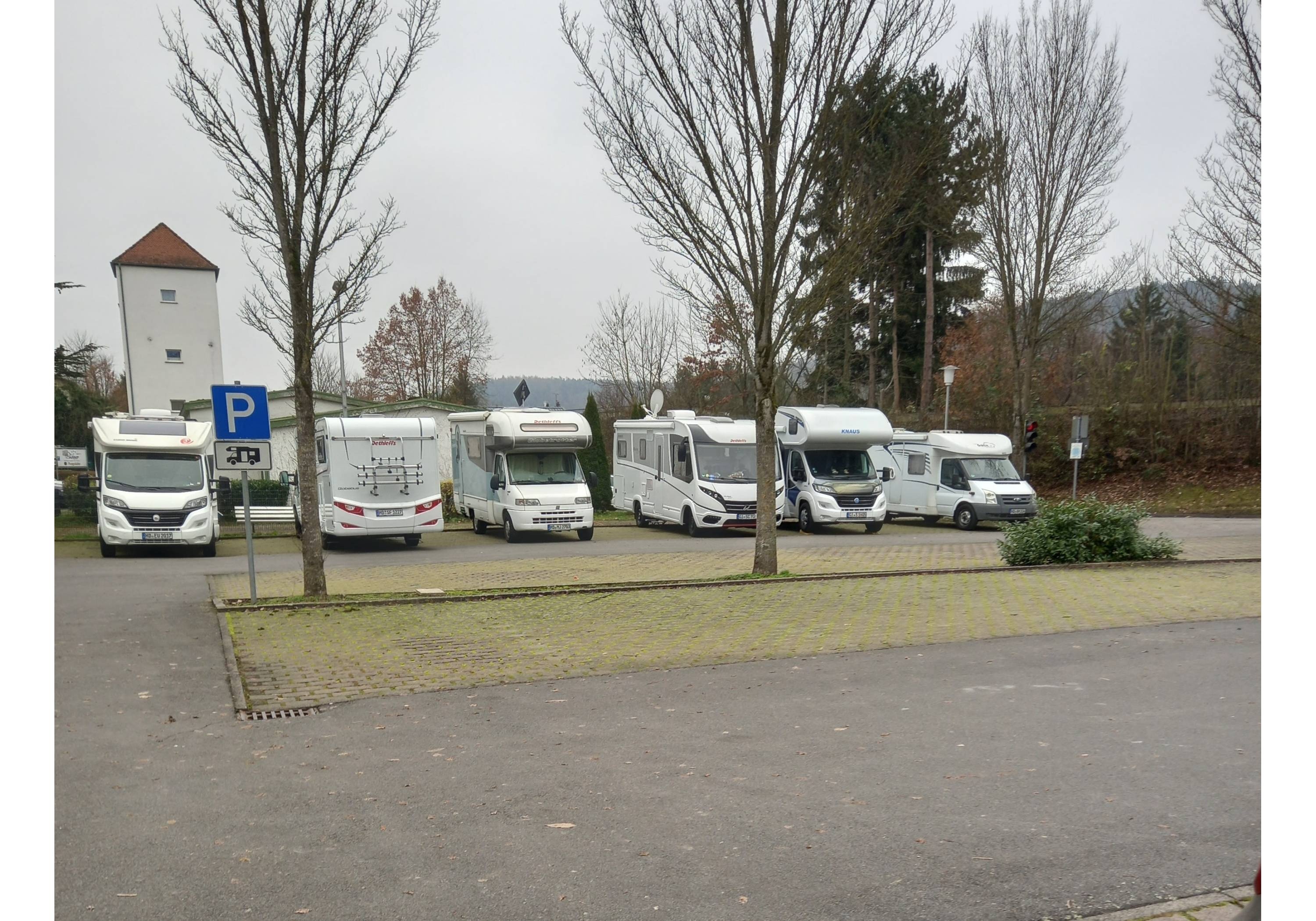 Übernachtungsparkplatz am Bahndamm Bad König — Campervan Site in Bad König
