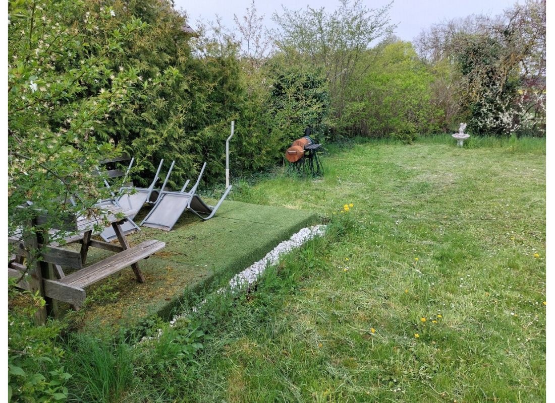 Roadstop auf der grünen Wiese — Sp. parking dla kamperów in Einfahrt höhe Bushaltestelle