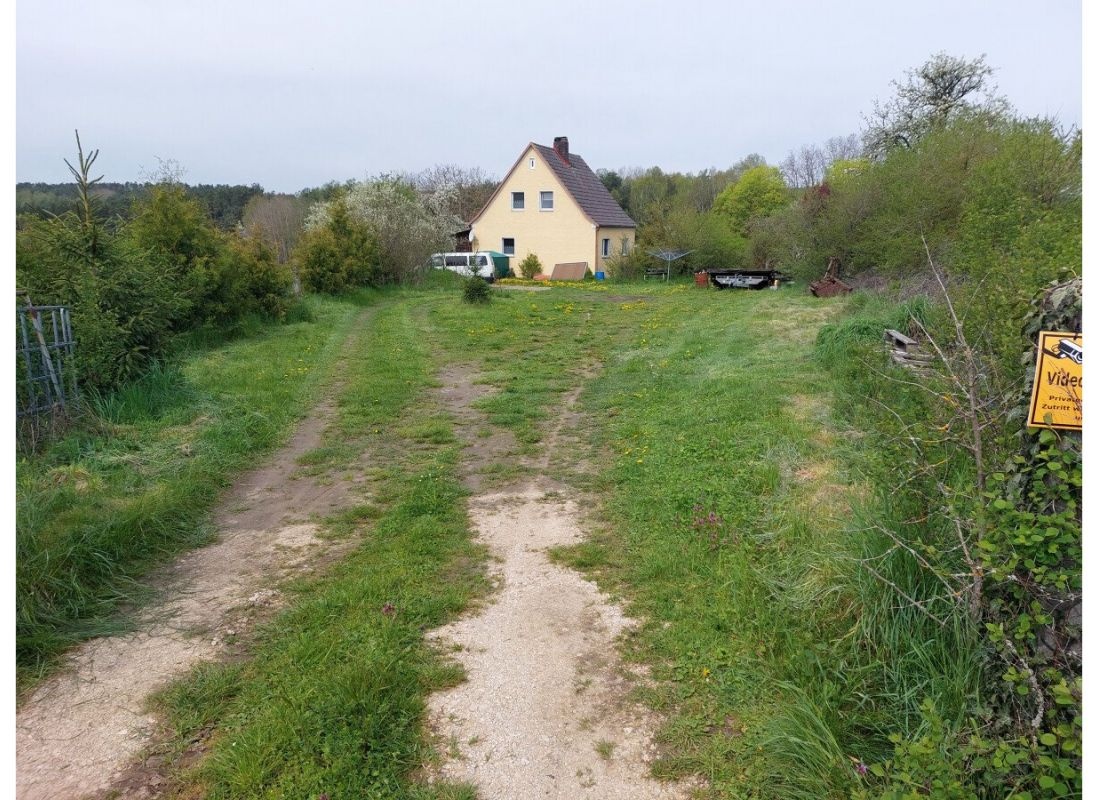 Roadstop auf der grünen Wiese — Area Autocaravanas in Einfahrt höhe Bushaltestelle