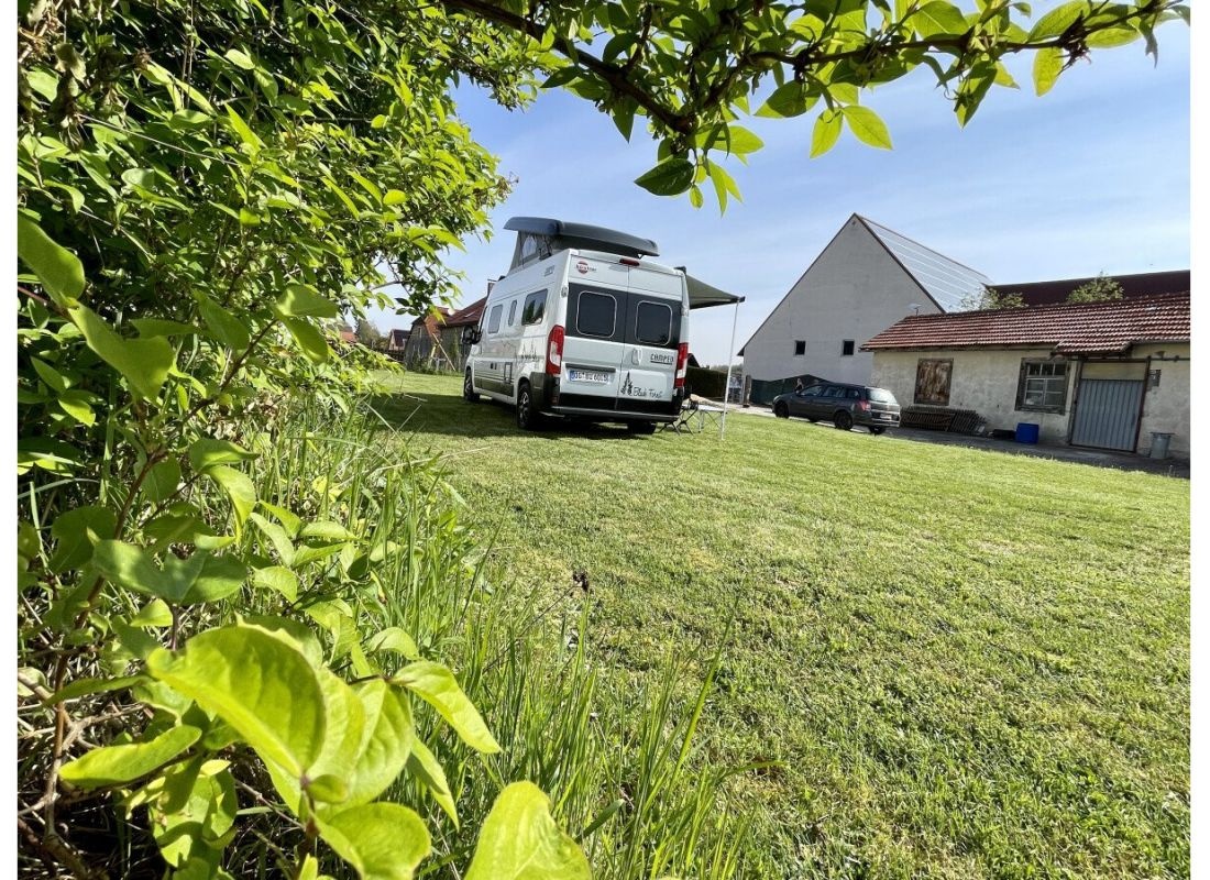 Am Ortsrand — Sp. parking dla kamperów in Gaukönigshofen