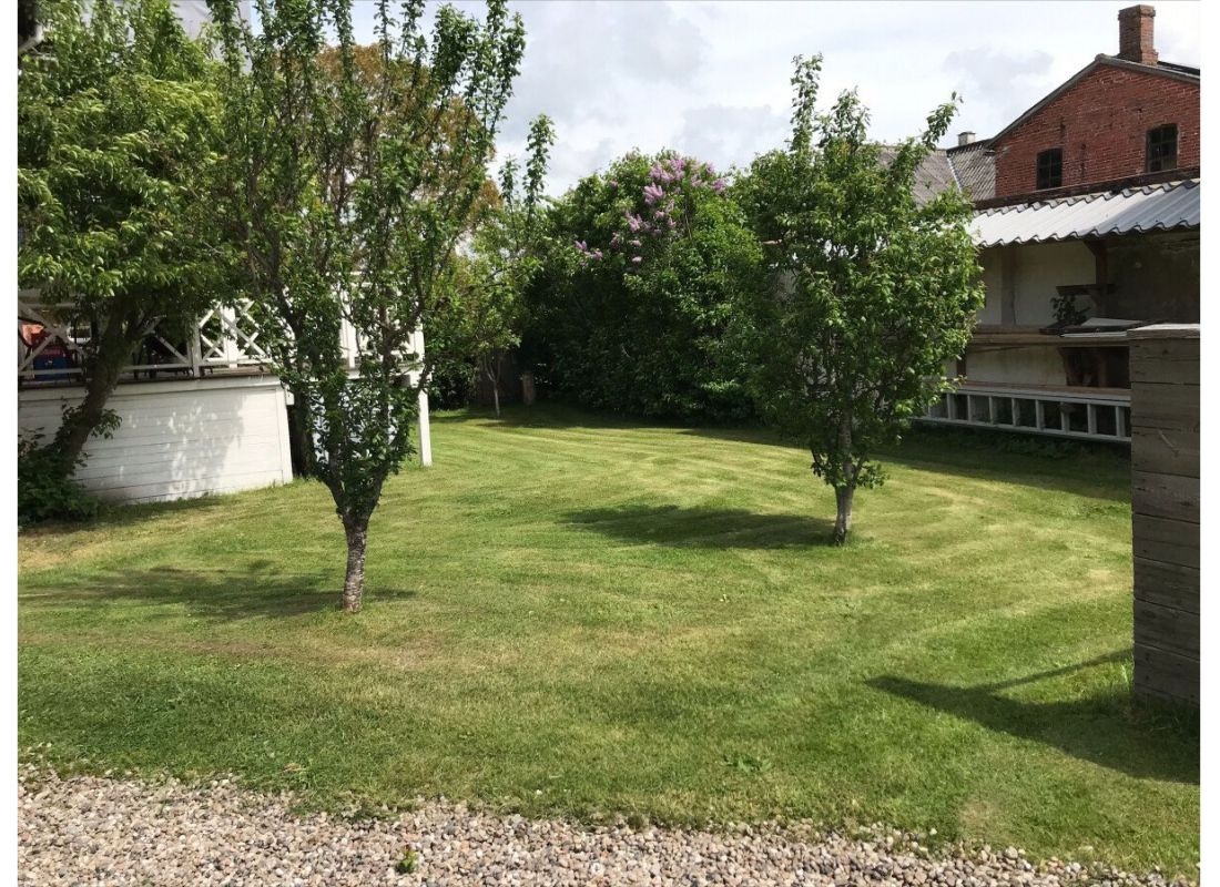 Mitten im Ort und ruhig, nur 1km zum Watt — Bobilplass in Højer