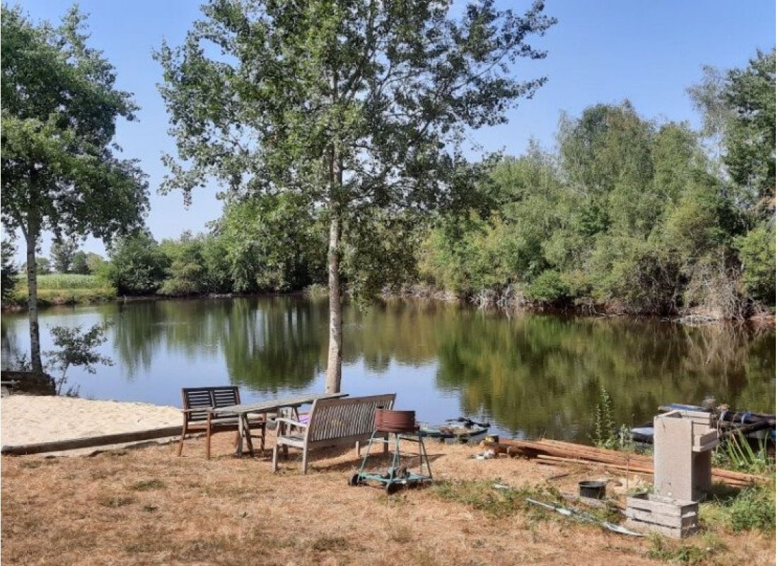 Camping Bramefort, Champsac nahe Limoges auf dem Bauernhof, gelegen am eigene kleine See. — Ställplats in Champsac