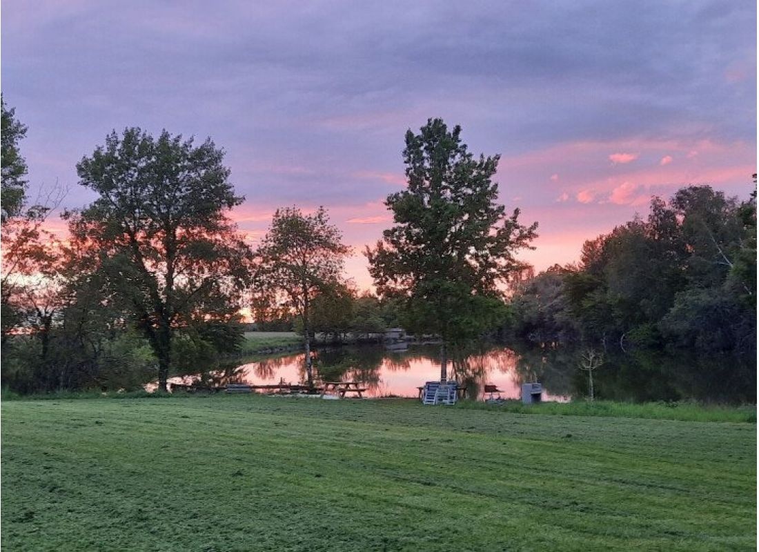 Camping Bramefort, Champsac nahe Limoges auf dem Bauernhof, gelegen am eigene kleine See. — Campervan Site in Champsac