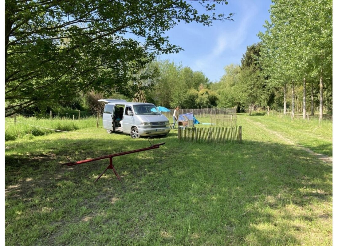 Grüne Umgebung am Ufer ; Ecrin de verdure au bord du Fleuve Charente le long de la FlowVélo — Campervan Site in Mosnac Saint-Simeux