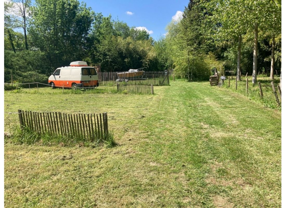 Grüne Umgebung am Ufer ; Ecrin de verdure au bord du Fleuve Charente le long de la FlowVélo — Aire camping car in Mosnac Saint-Simeux
