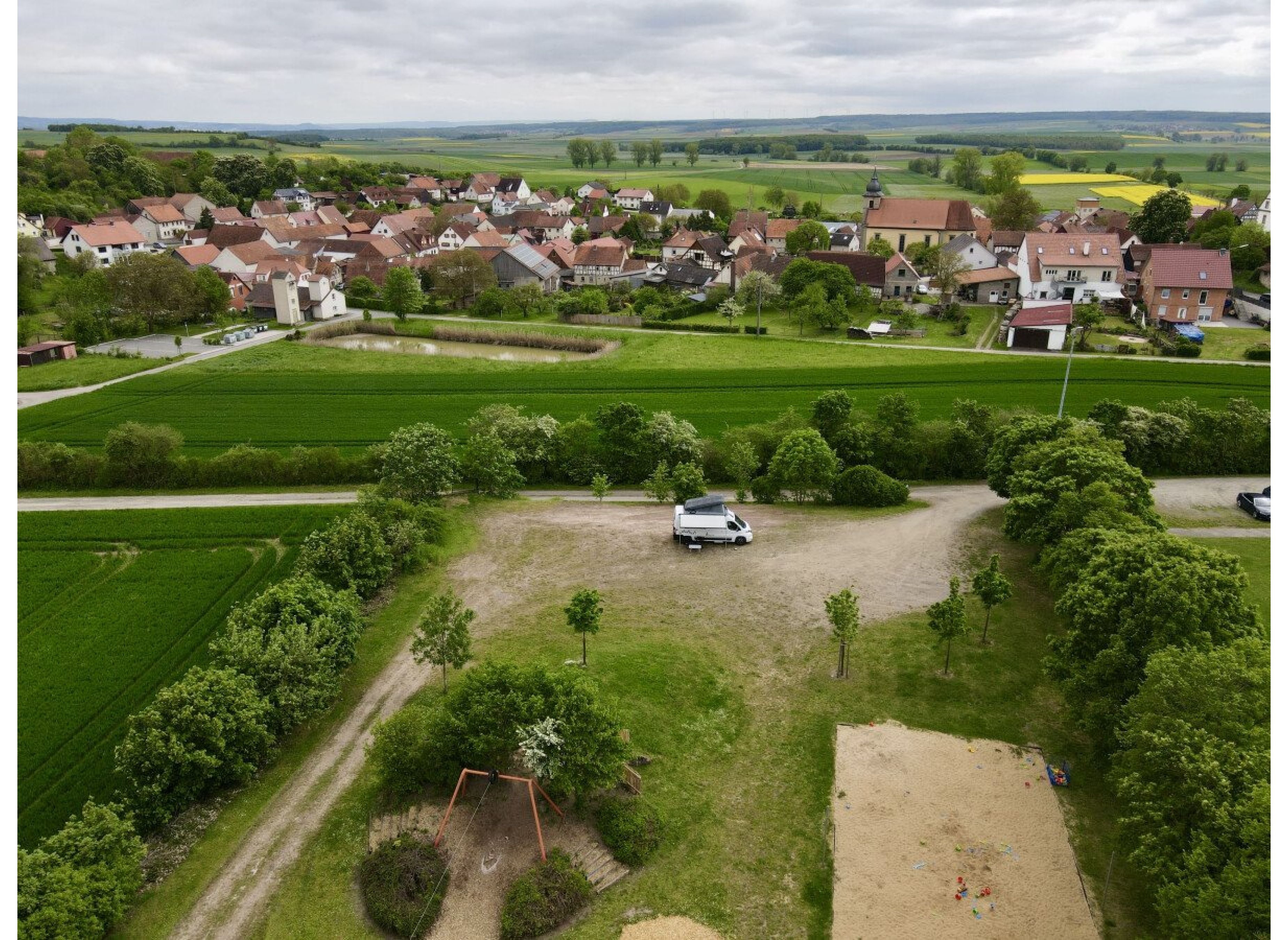 Am Sportplatz — Karavan Sitesi in Stadtlauringen/Birnfeld