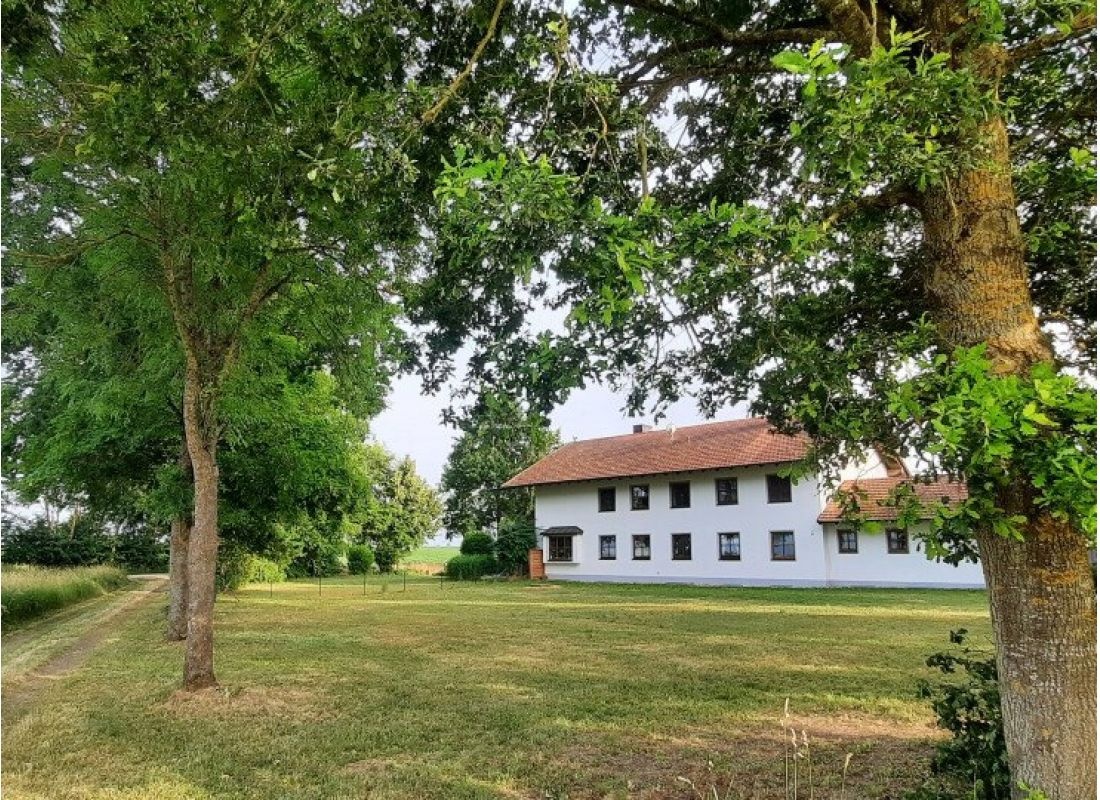 Idyllischer Stellplatz mitten im Grünen mit Blick auf den bayrischen Wald — Camperplads in Oberschneiding