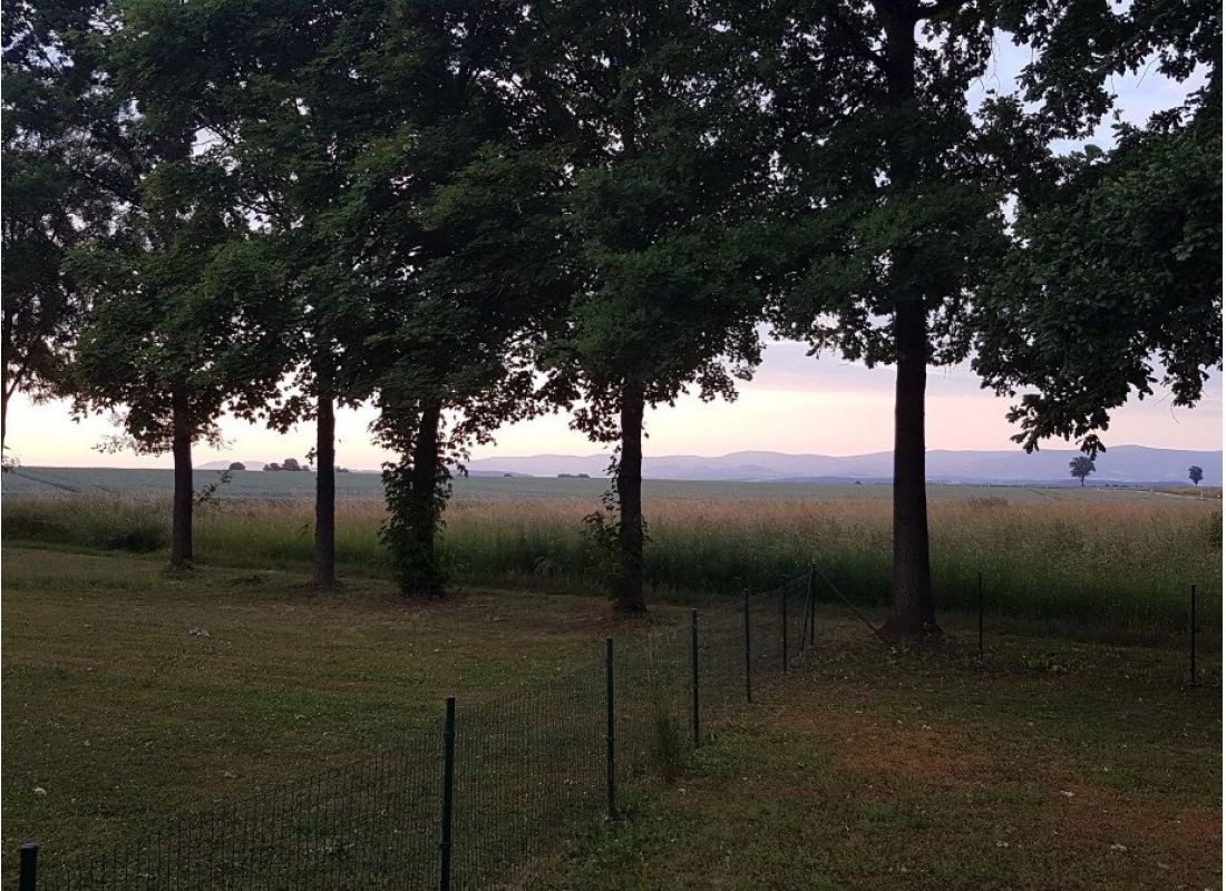 Idyllischer Stellplatz mitten im Grünen mit Blick auf den bayrischen Wald — Stellplatz in Oberschneiding