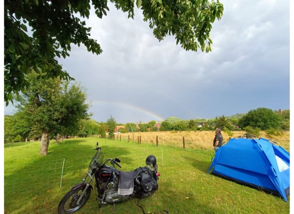 camping in einem garten einer fabrikantenvilla — Foto 3