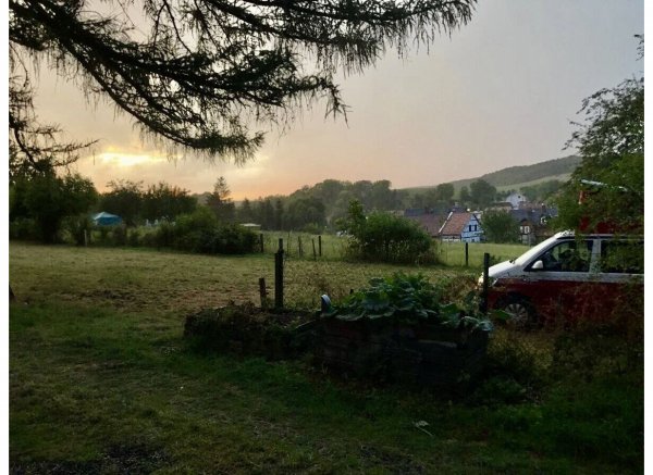 camping in einem garten einer fabrikantenvilla