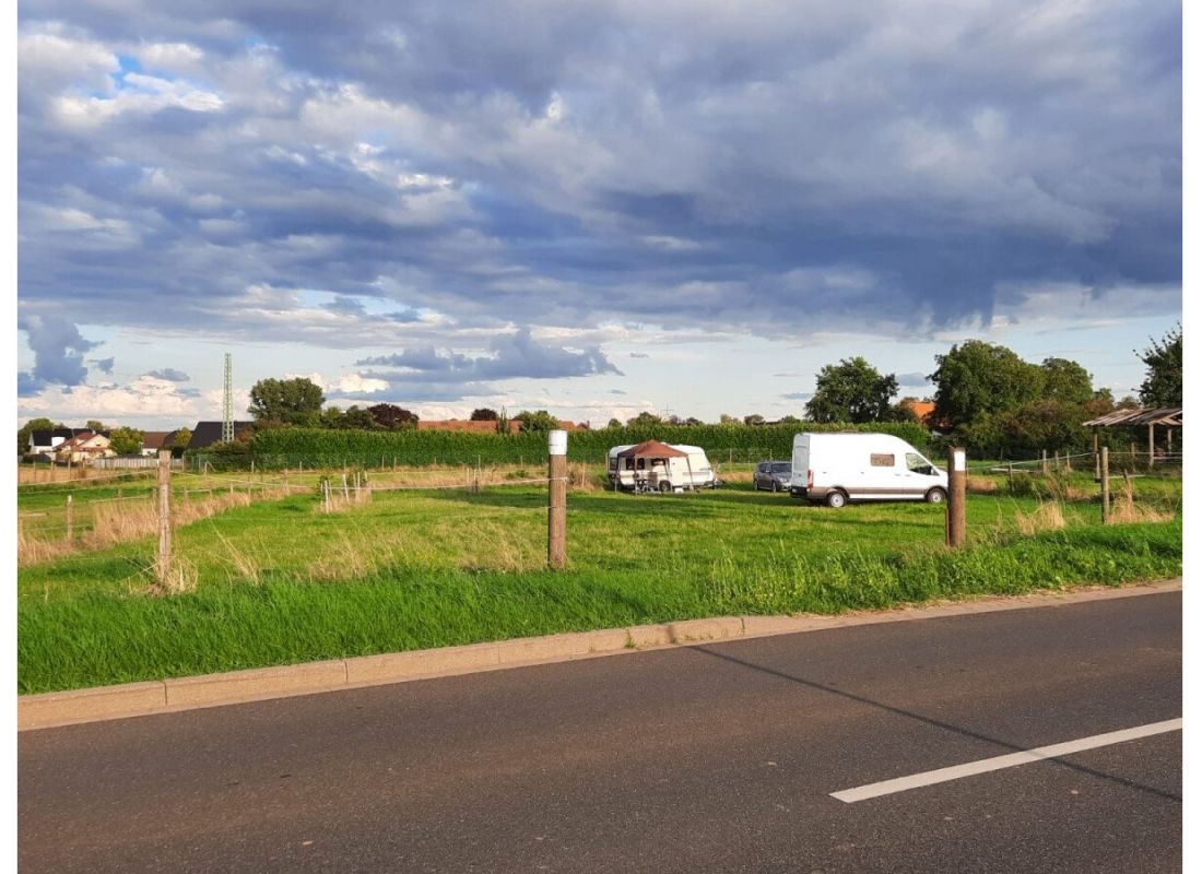Auf einer Wiese, 500m zum Badesee — Bobilplass in Düren