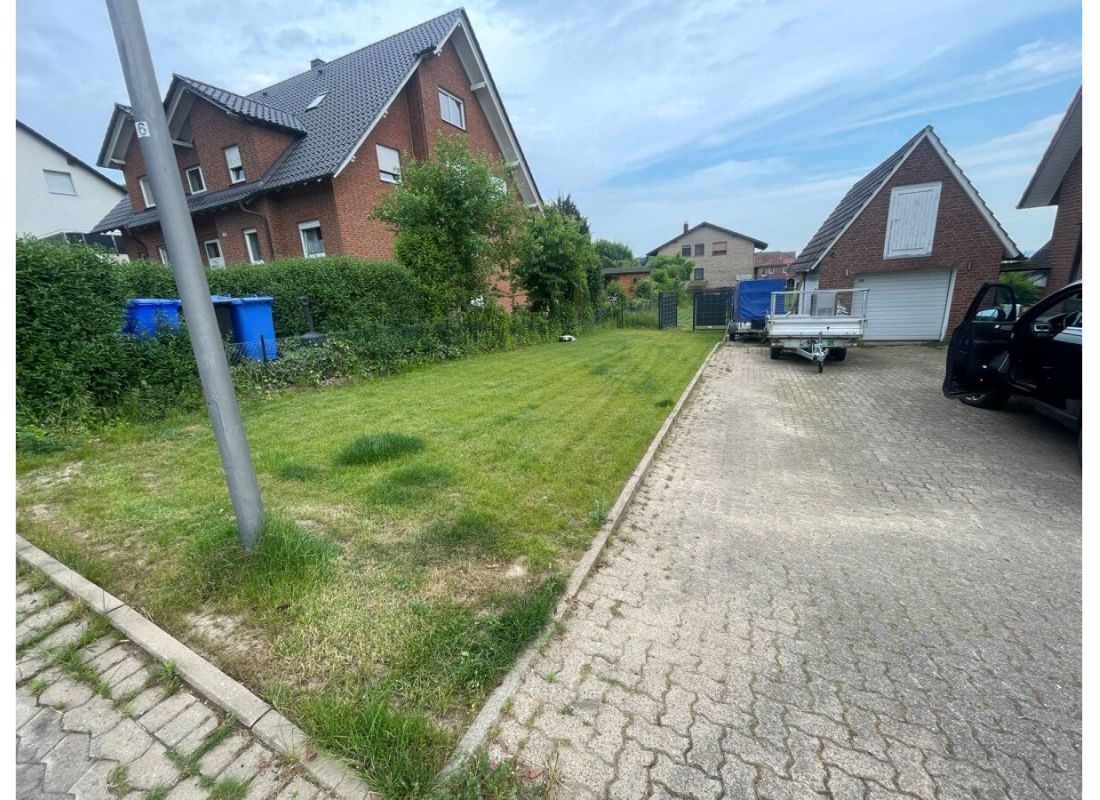 Geplasterter Stellplatz mit Grünstreifen vor dem Mobil, direkt am Wiehengebirge. — Bobilplass in Bad Oeynhausen