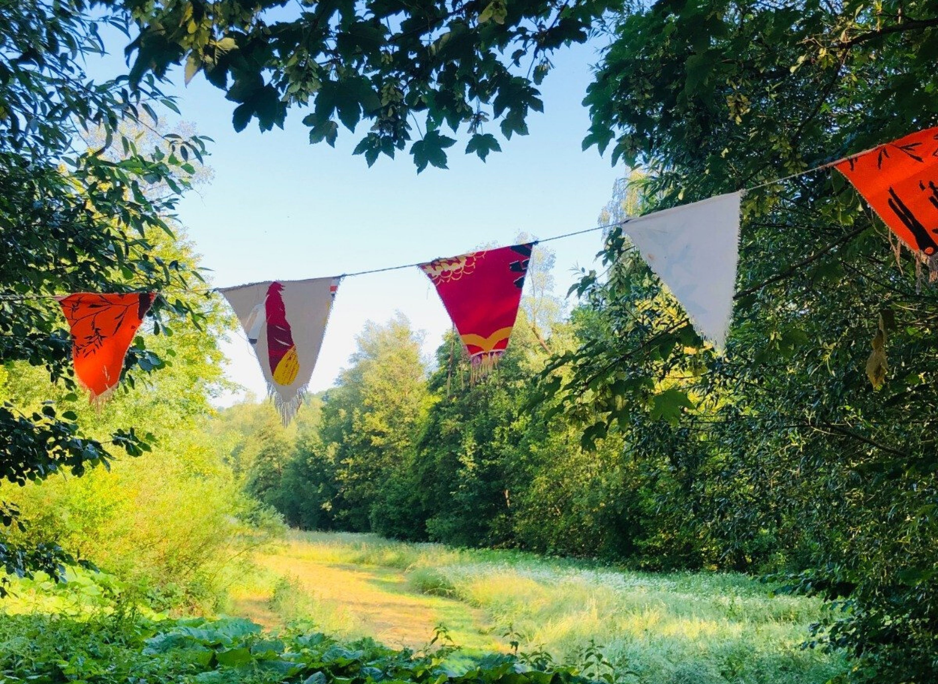 Lauschiger Wiesenstellplatz zwischen zwei kleinen Bächen — Sítio para autocaravanas in Datterode