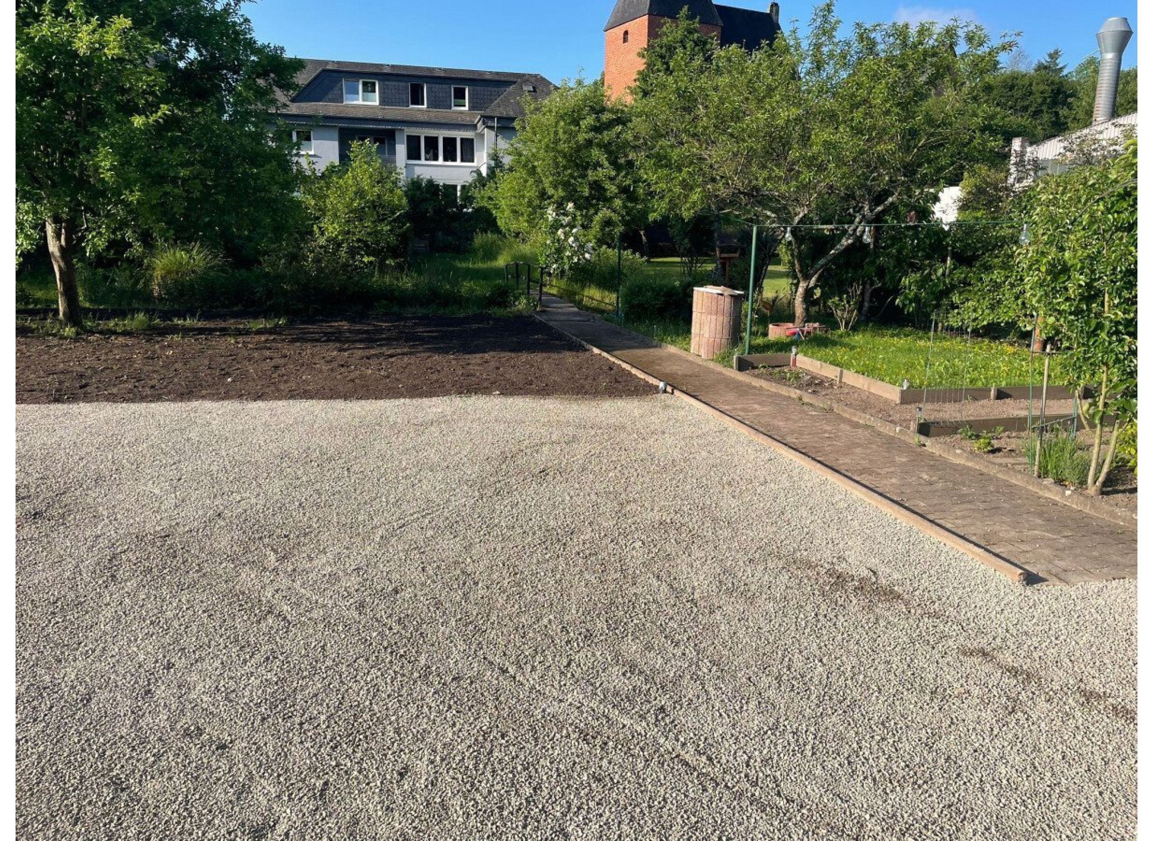 Schöner Garten in Wohngebiet mit Bachlauf — Area di sosta in Saarburg