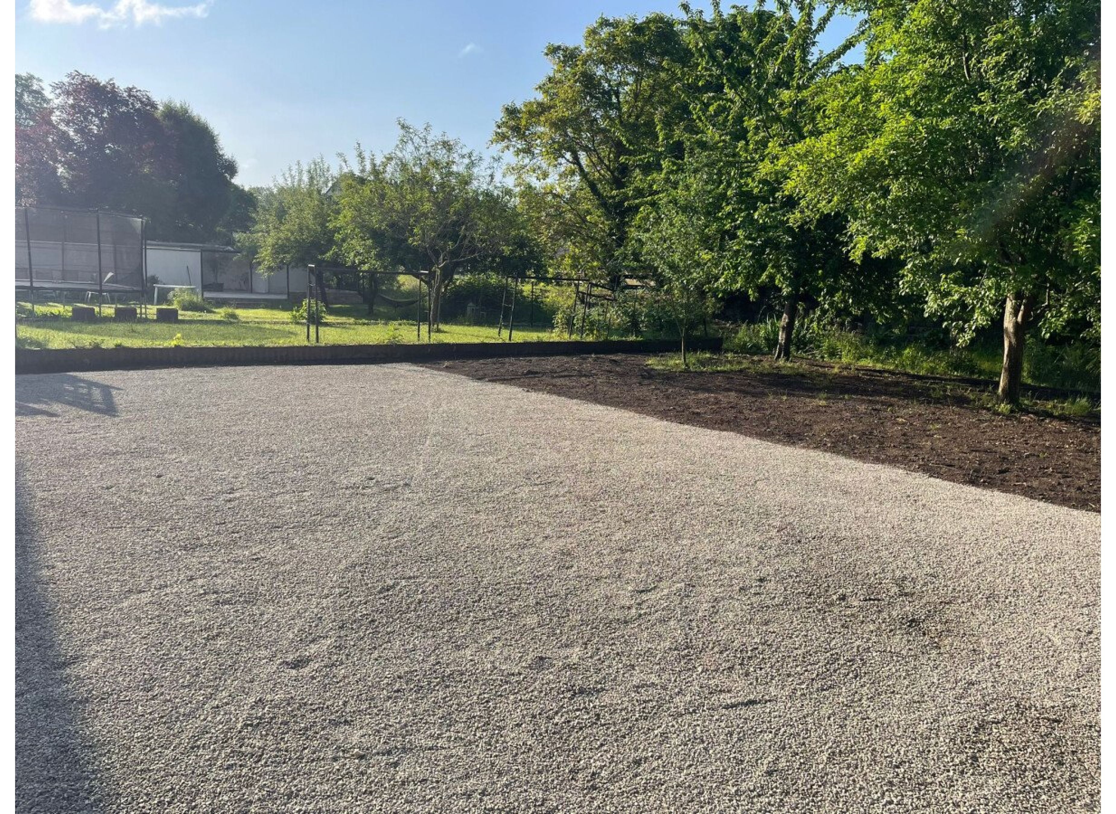 Schöner Garten in Wohngebiet mit Bachlauf — Ställplats in Saarburg