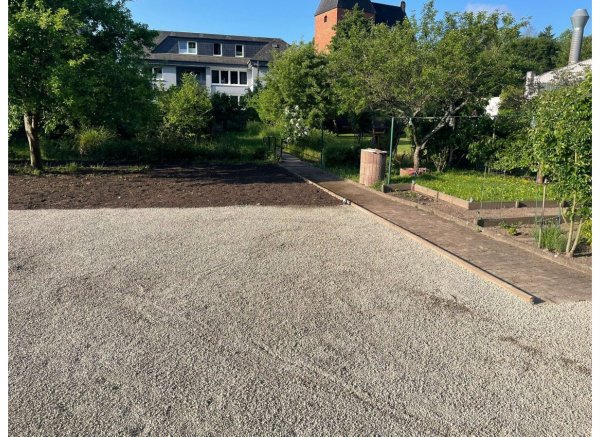 Schöner Garten in Wohngebiet mit Bachlauf — Foto 3