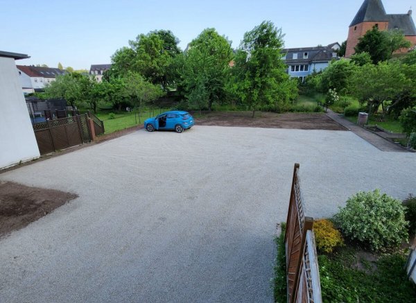 Schöner Garten in Wohngebiet mit Bachlauf — Photo 2