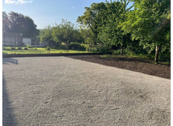 Schöner Garten in Wohngebiet mit Bachlauf