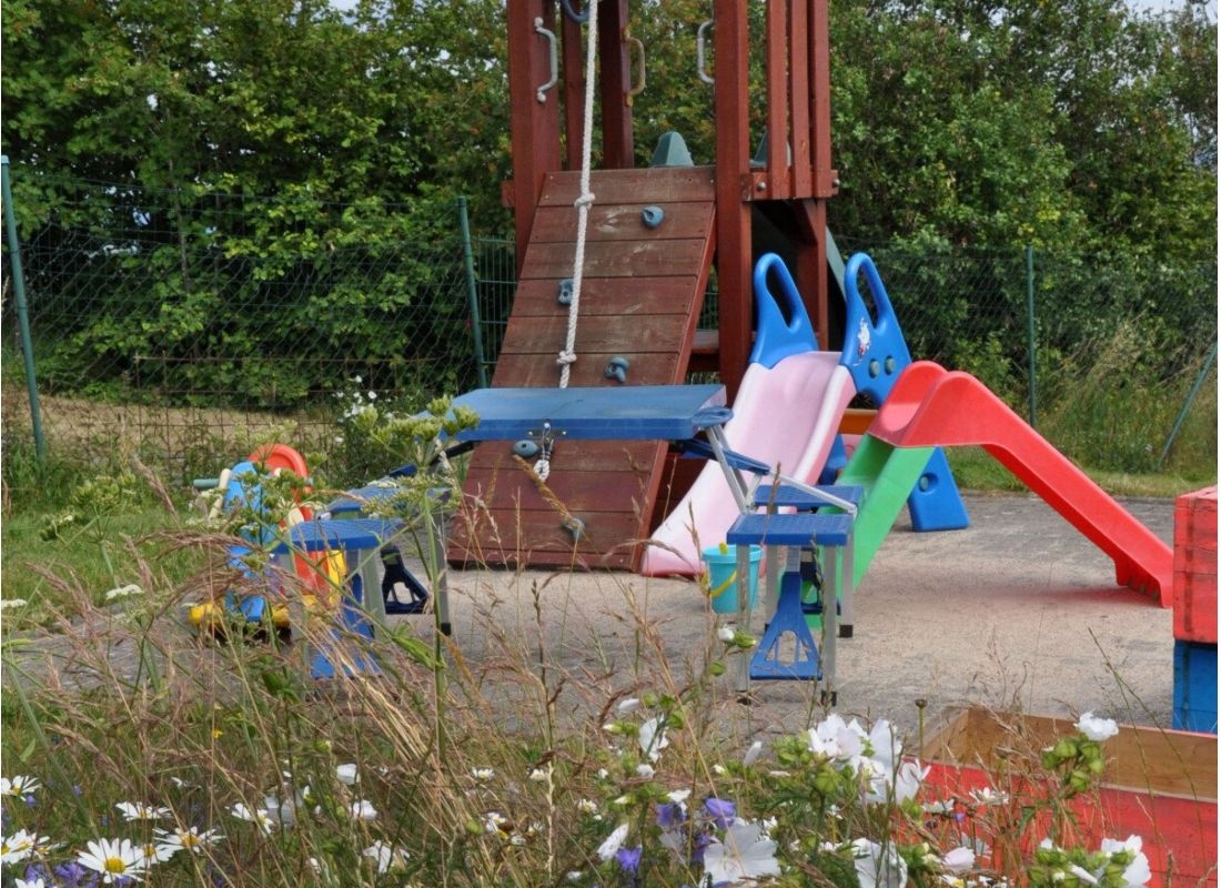 Am Waldrand wird allerlei geboten :-) — Bobilplass in Saalfeld