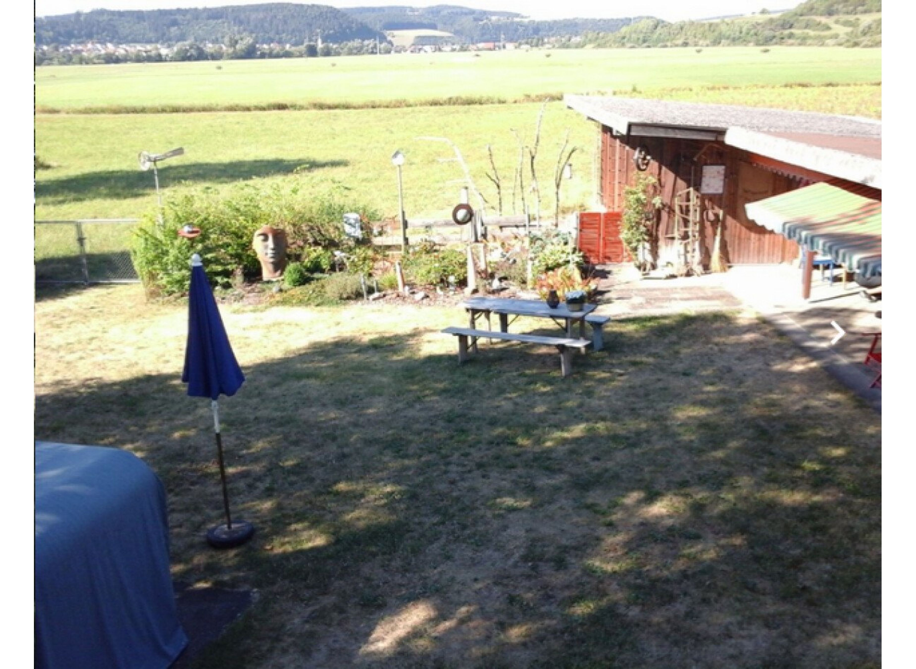 Gartenplatz mit Ausblick über Wiese am Donauradweg — Campervan Site in Mühlheim an der Donau