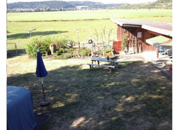 Gartenplatz mit Ausblick über Wiese am Donauradweg — Foto 6
