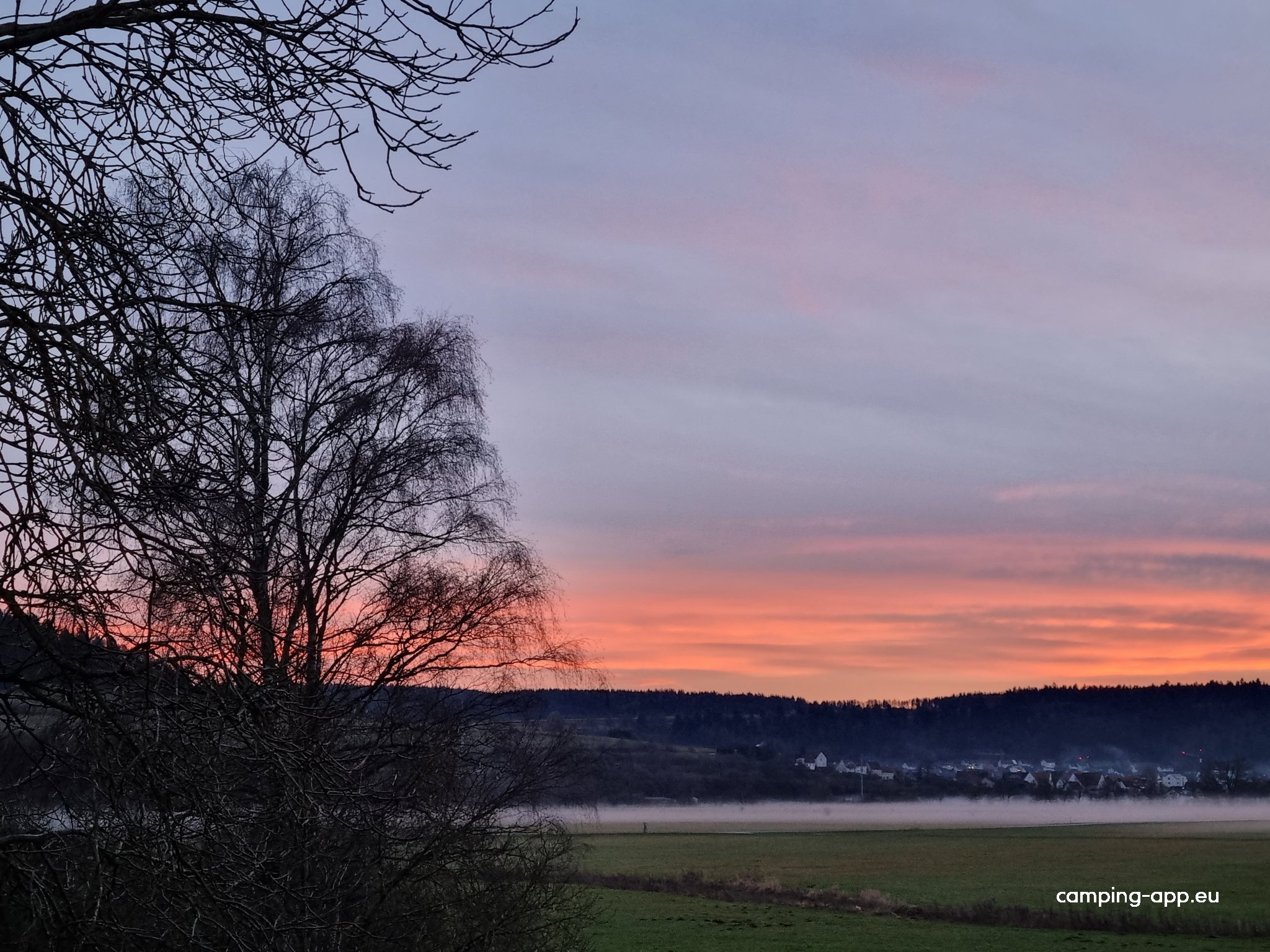 Gartenplatz mit Ausblick über Wiese am Donauradweg — Foto 3
