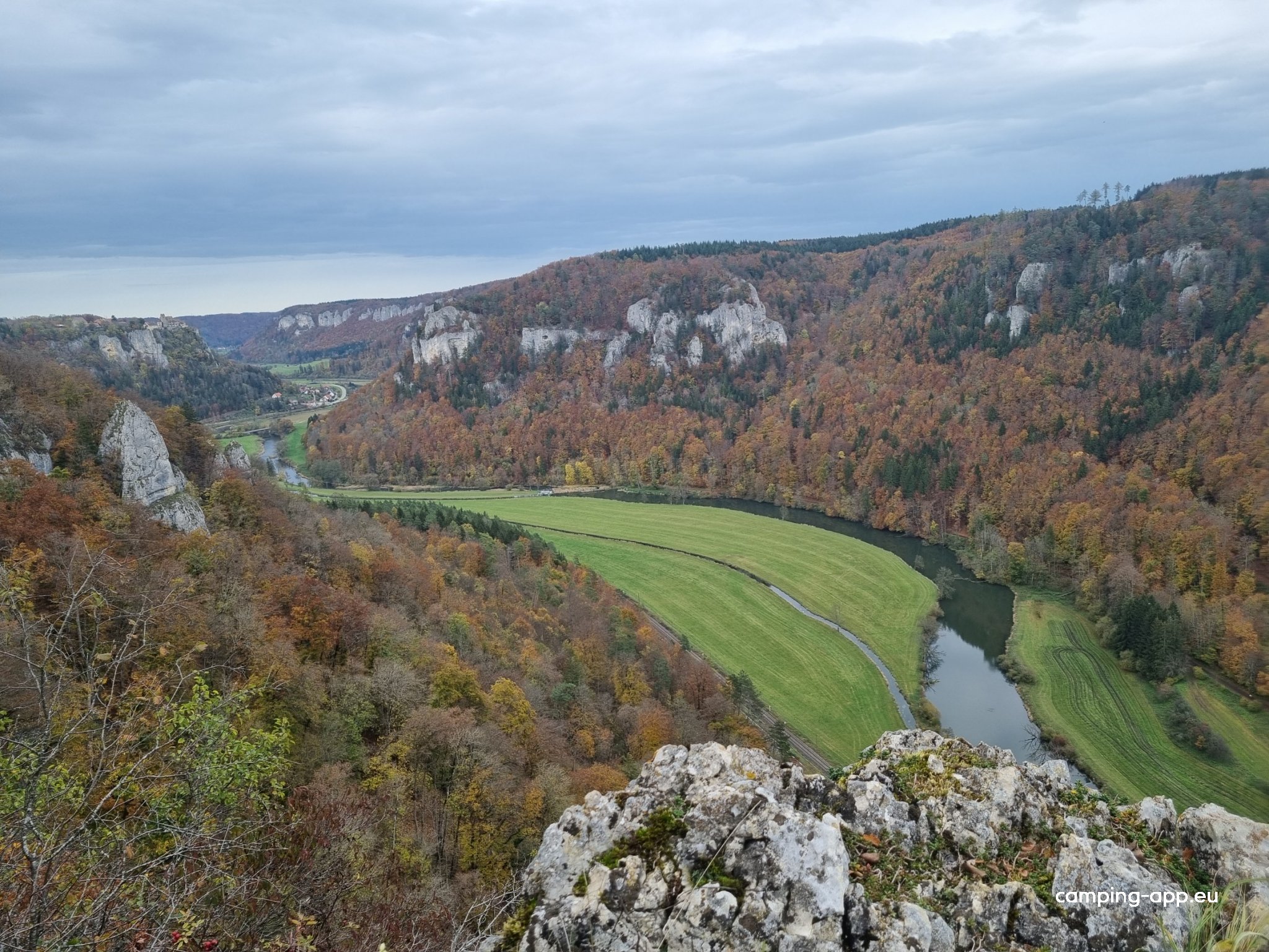 Gartenplatz mit Ausblick über Wiese am Donauradweg — Foto 2