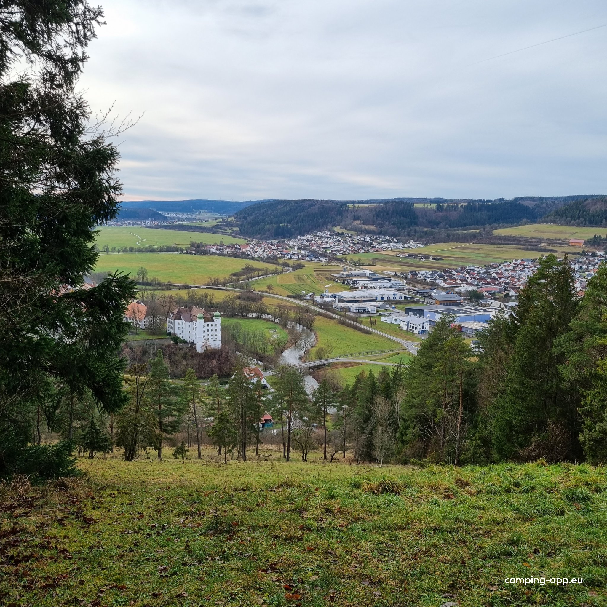 Gartenplatz mit Ausblick über Wiese am Donauradweg — Foto 4