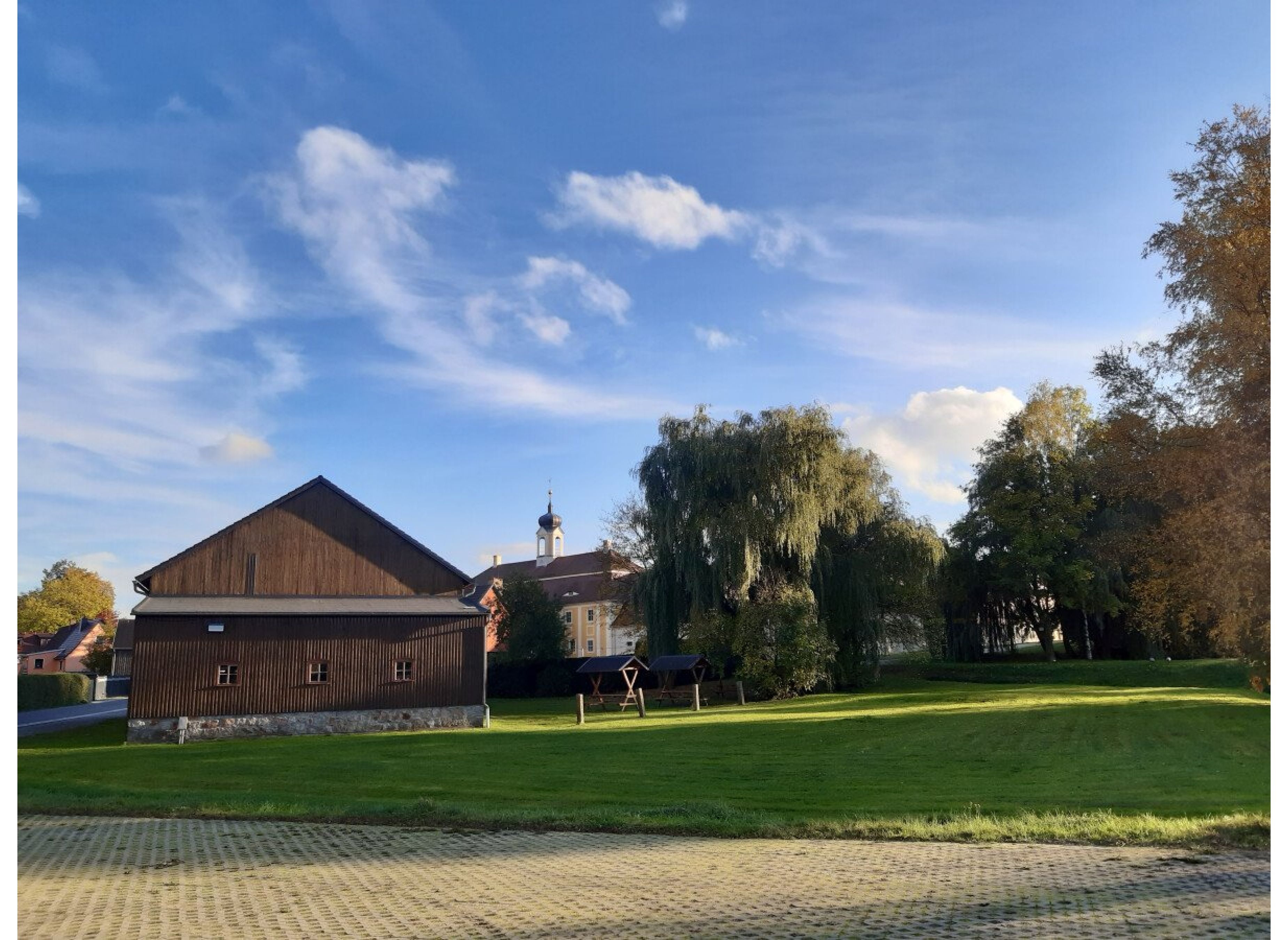 An der Heimatscheune in der Nähe vom Barockschloss Rammenau — Bobilplass in Rammenau