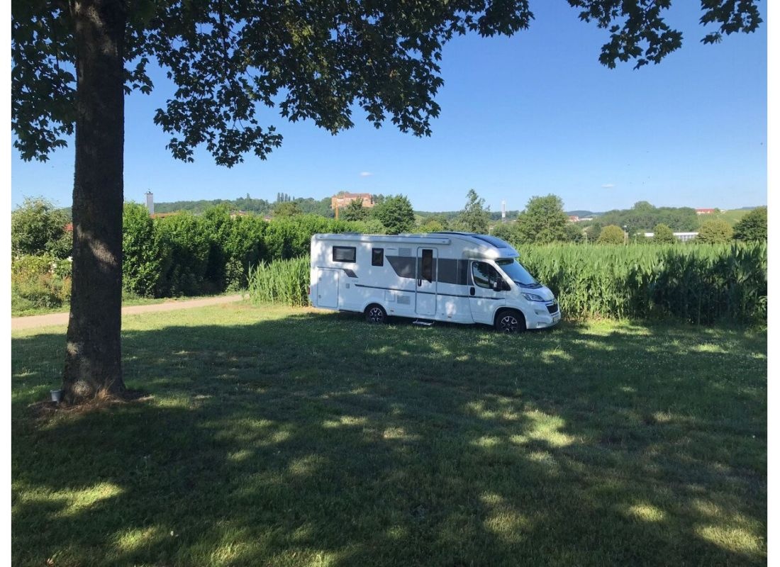 campen mit blick auf burg stettenfels und wohlfühlen in schönster natur — Weingut in Untergruppenbach