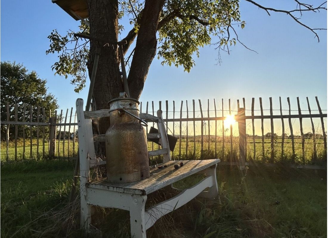 Platz auf der grünen Wiese mit Blick in den Sonnenuntergang — Camperplaats in Melle