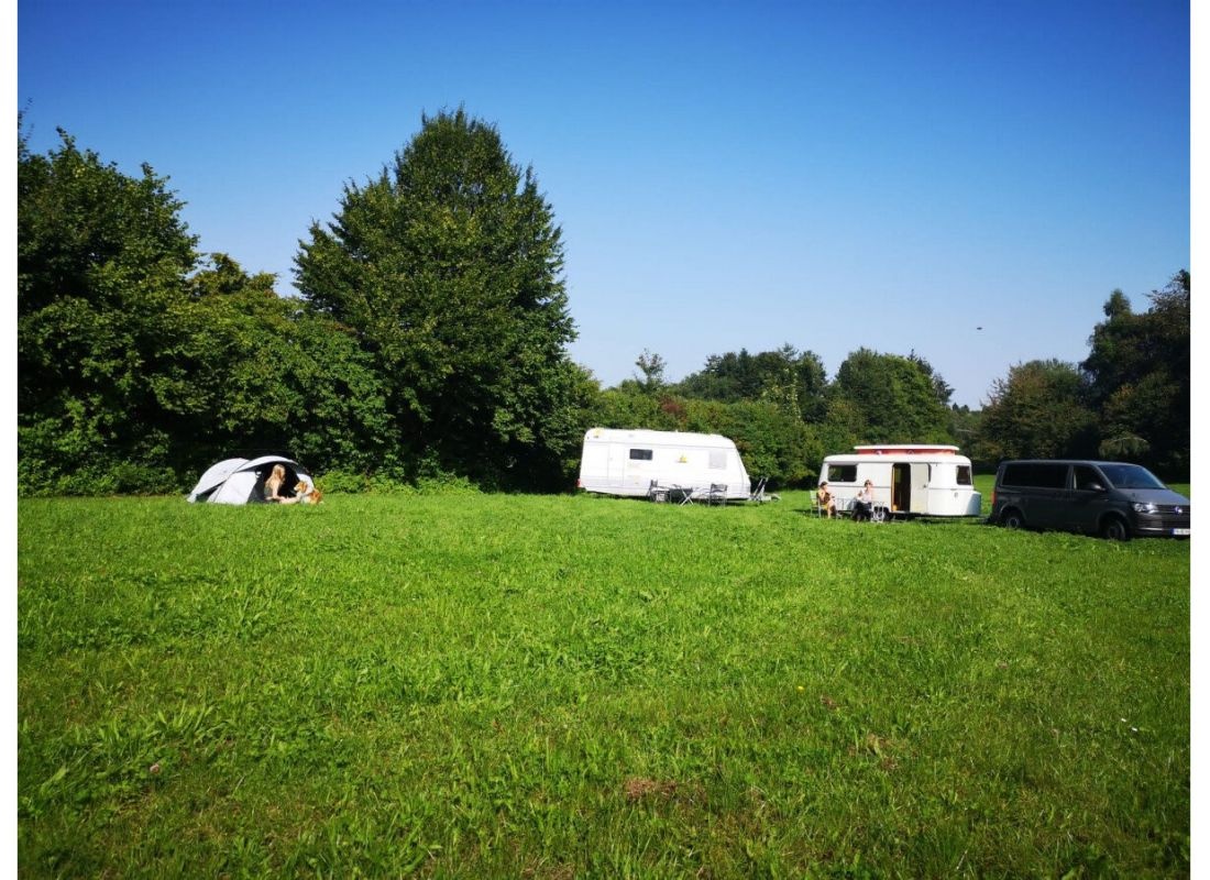 Pferdehof am Rande zum Auental — Camperplads in Owingen