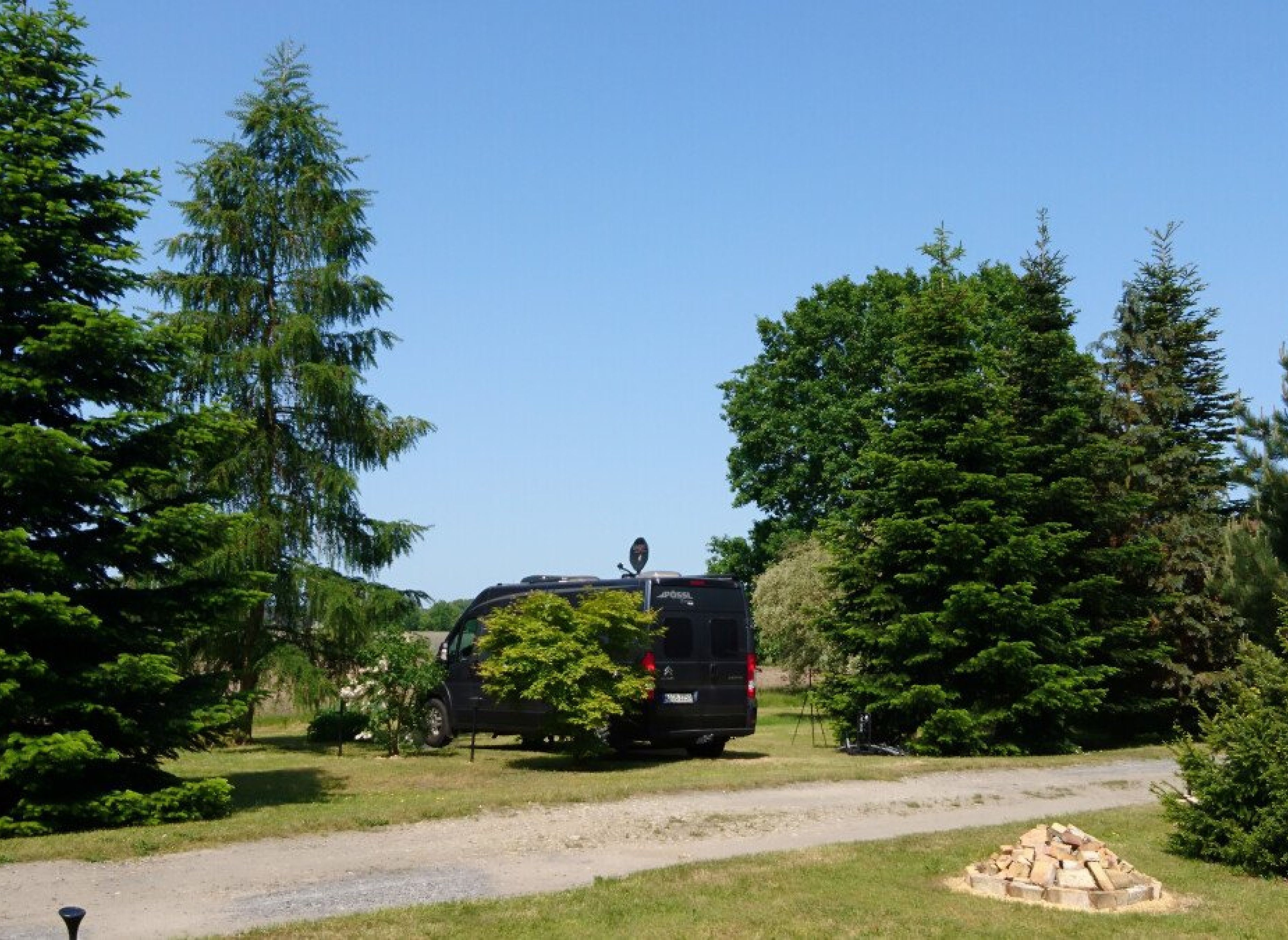 Nähe Halbendorfer See zwischen Tannen erholen ! — Bobilplass in Schleife
