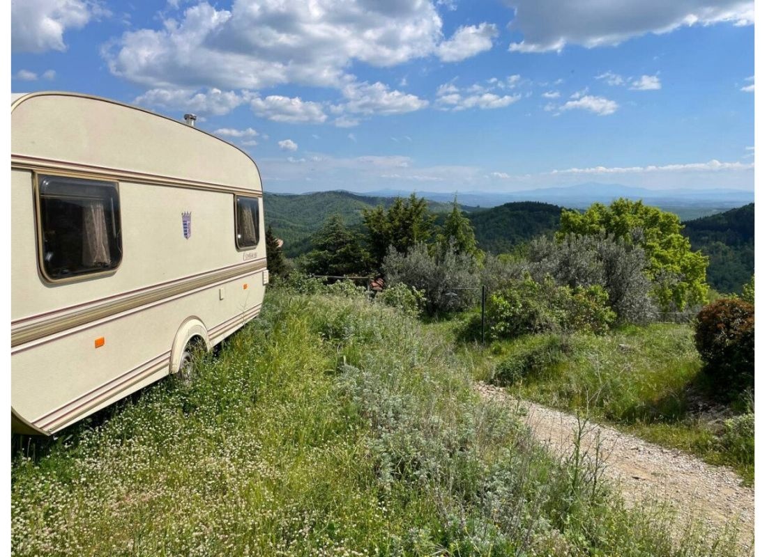 Am Olivenhain tparcheggio o piazzola inerbita in punto apicale e aperto con uliveta attor — Sp. parking dla kamperów in Gaiole in Chianti